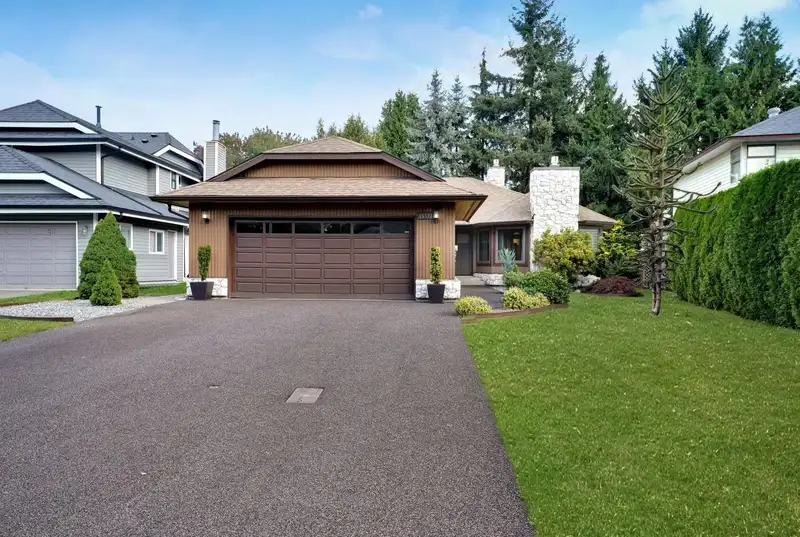 15527 94TH AVENUE - photo 1 of 37
