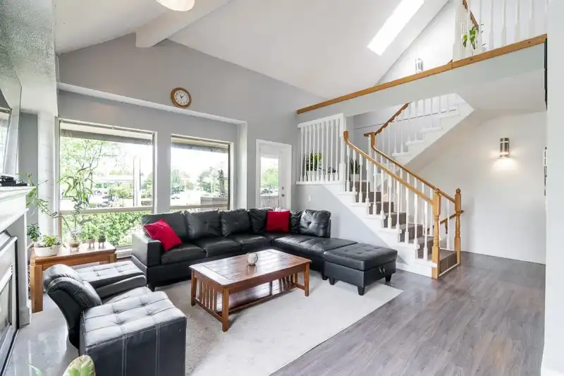 21 12172 72 AVENUE - photo 1 of 36