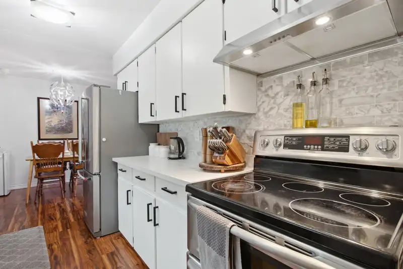31 14105 104 AVENUE - photo 4 of 23