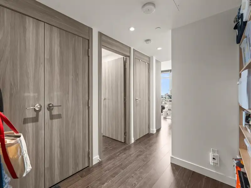 2702 9887 WHALLEY BOULEVARD - photo 3 of 21
