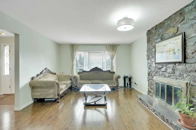 7331 142 STREET - photo 3 of 33