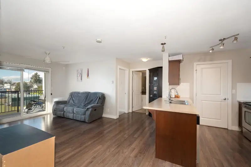 207 9422 VICTOR STREET - photo 4 of 25