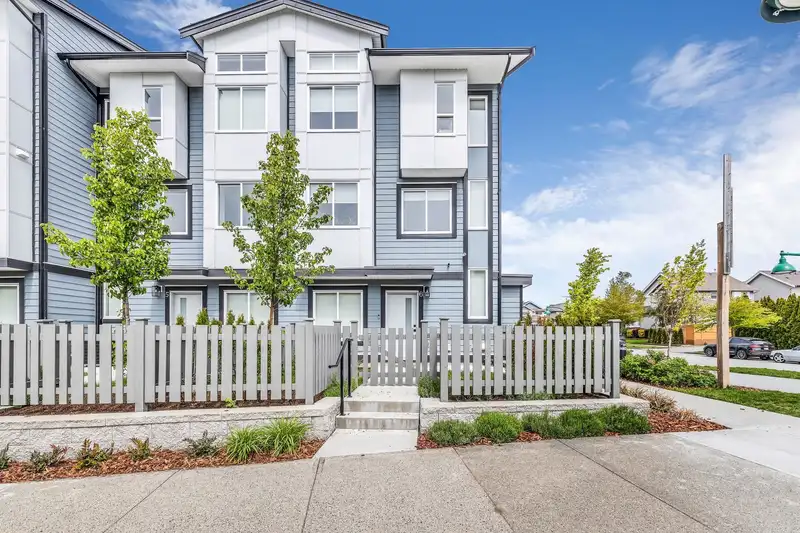 6 18833 70 AVENUE - photo 1 of 26