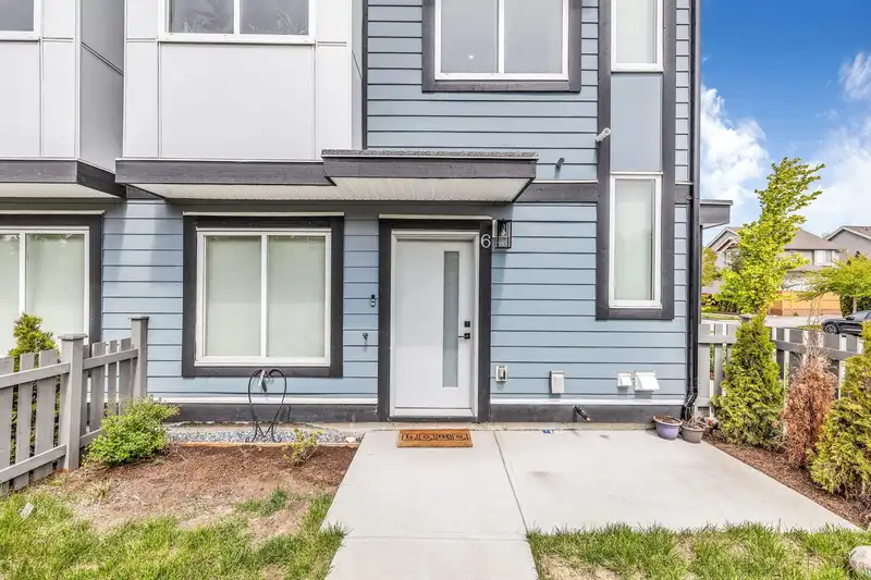 6 18833 70 AVENUE - photo 2 of 26