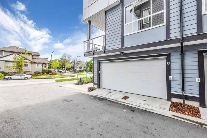 6 18833 70 AVENUE - photo 3 of 26
