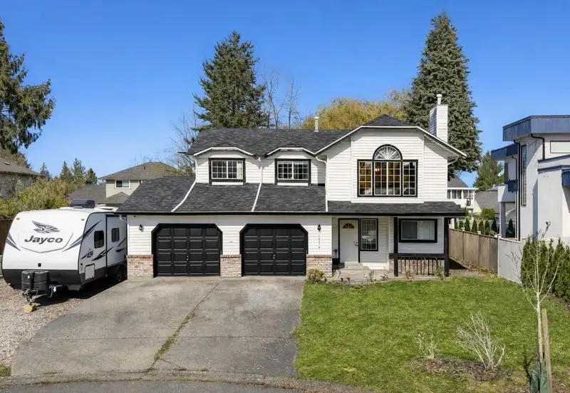 16059 93 AVENUE - photo 1 of 40