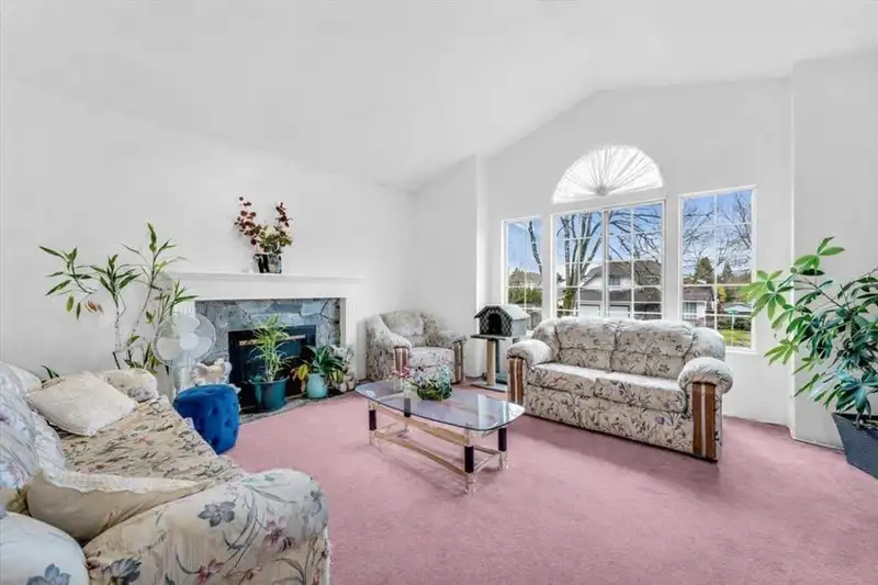 16059 93 AVENUE - photo 4 of 40