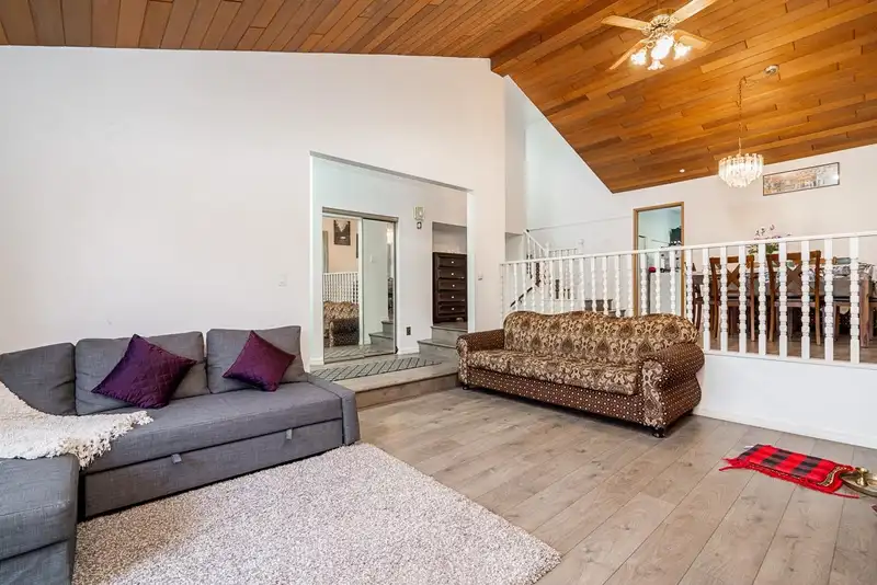 15672 99B AVENUE - photo 4 of 23