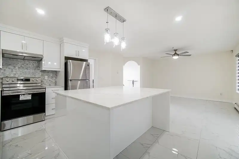 13755 93A AVENUE - photo 2 of 40