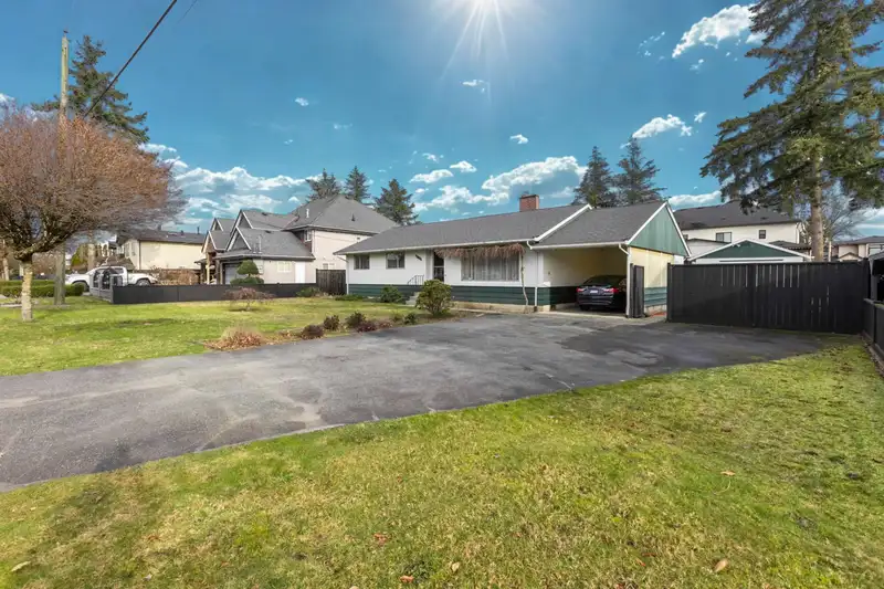 8736 154 STREET - photo 4 of 24