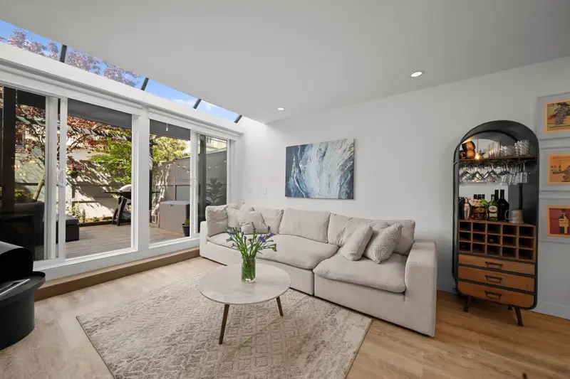 109 2125 YORK AVENUE - photo 2 of 25