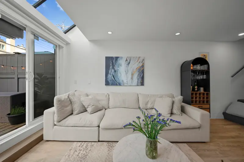 109 2125 YORK AVENUE - photo 3 of 25