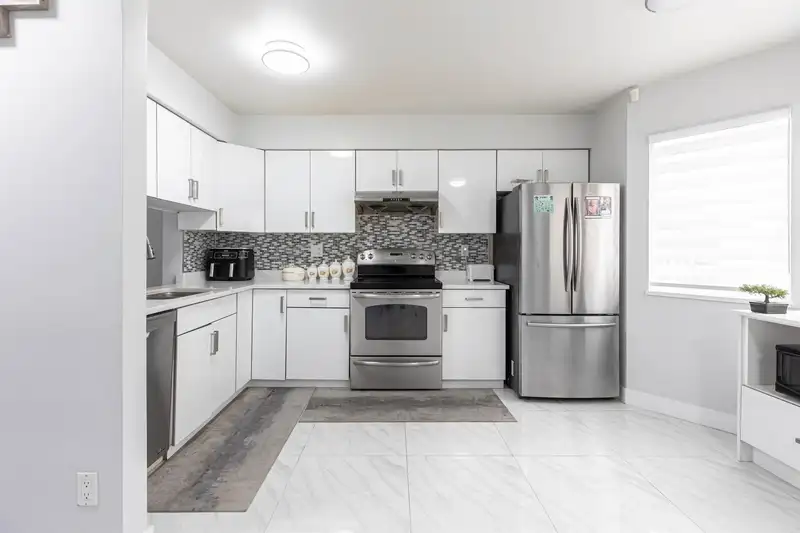 4 7551 140 STREET - photo 3 of 18