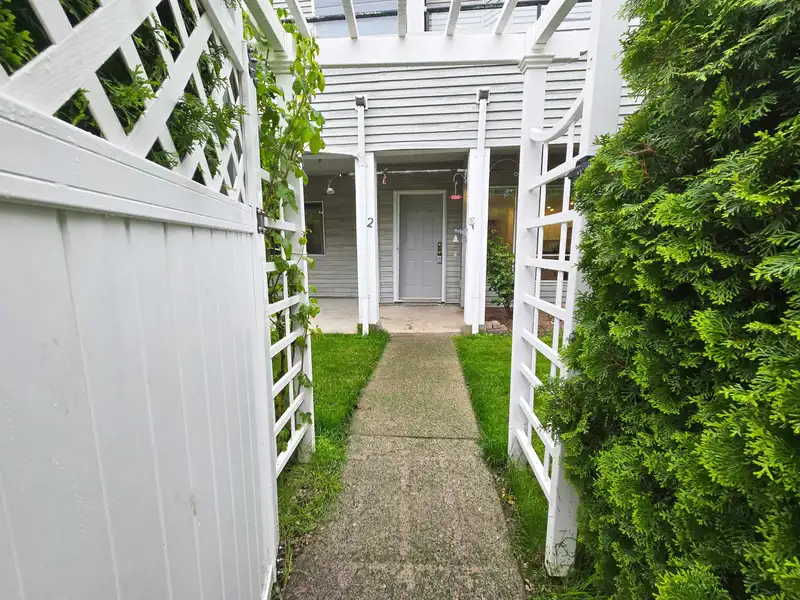2 13660 84 AVENUE - photo 2 of 38