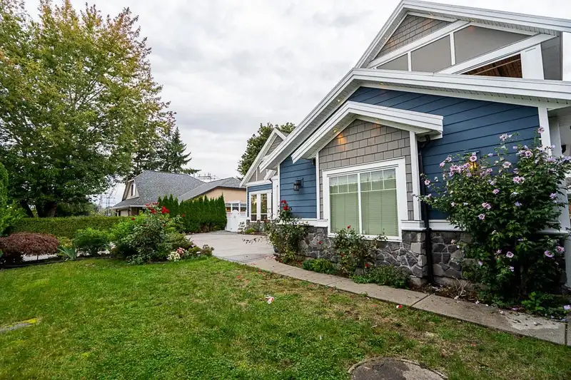18523 60 AVENUE - photo 3 of 39