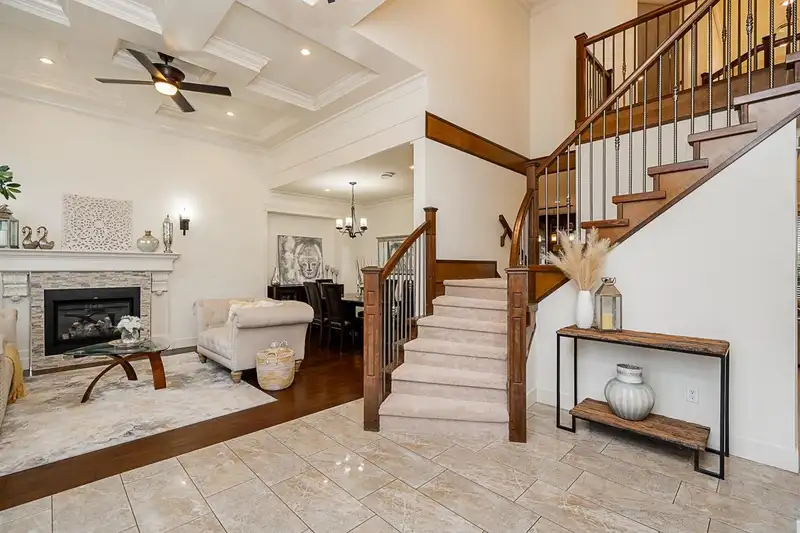 18523 60 AVENUE - photo 4 of 39