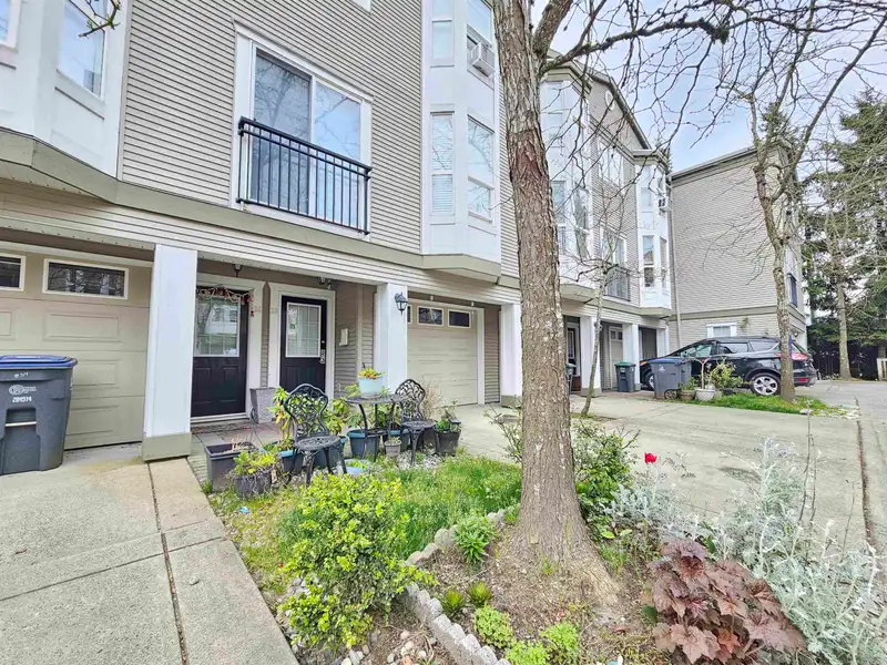 33 9559 130A STREET - photo 2 of 23