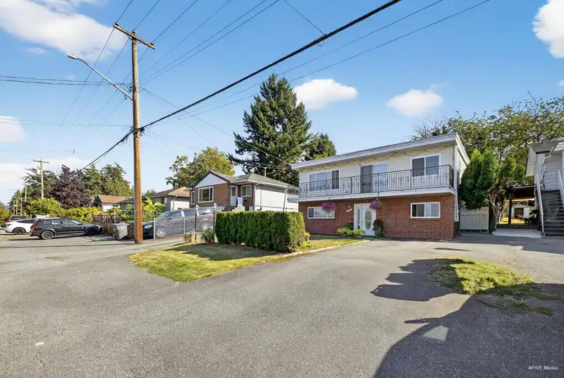 11640 98A AVENUE - photo 2 of 28