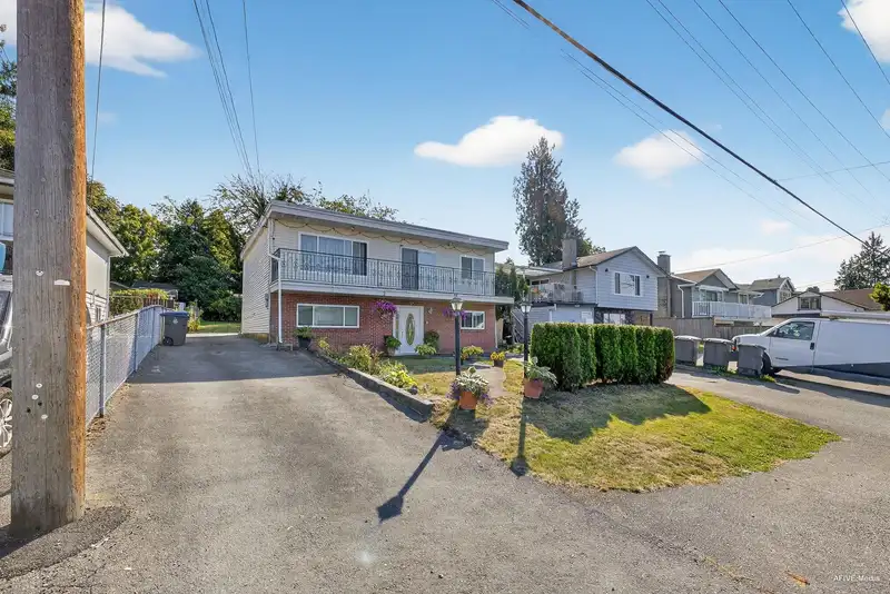 11640 98A AVENUE - photo 4 of 28