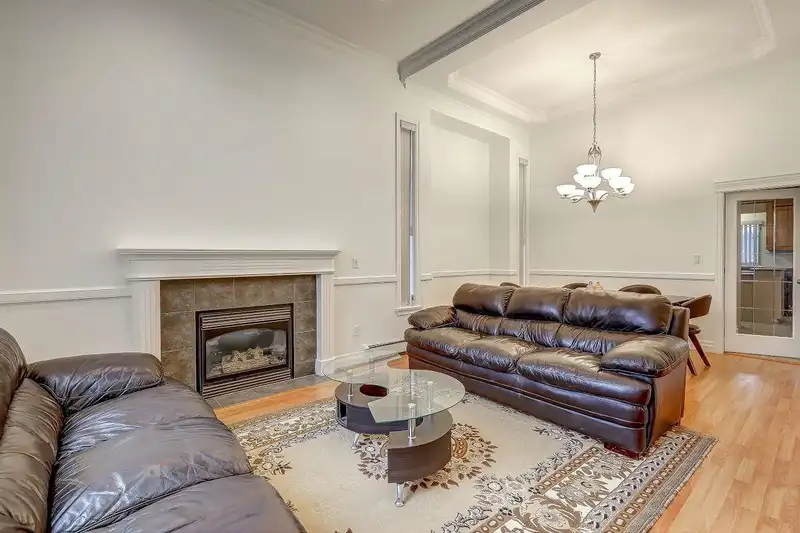 14578 68 AVENUE - photo 3 of 40