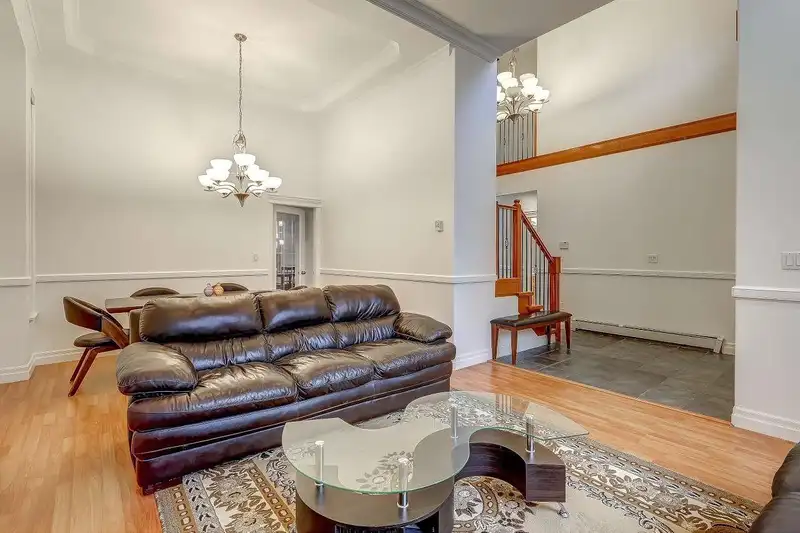 14578 68 AVENUE - photo 4 of 40
