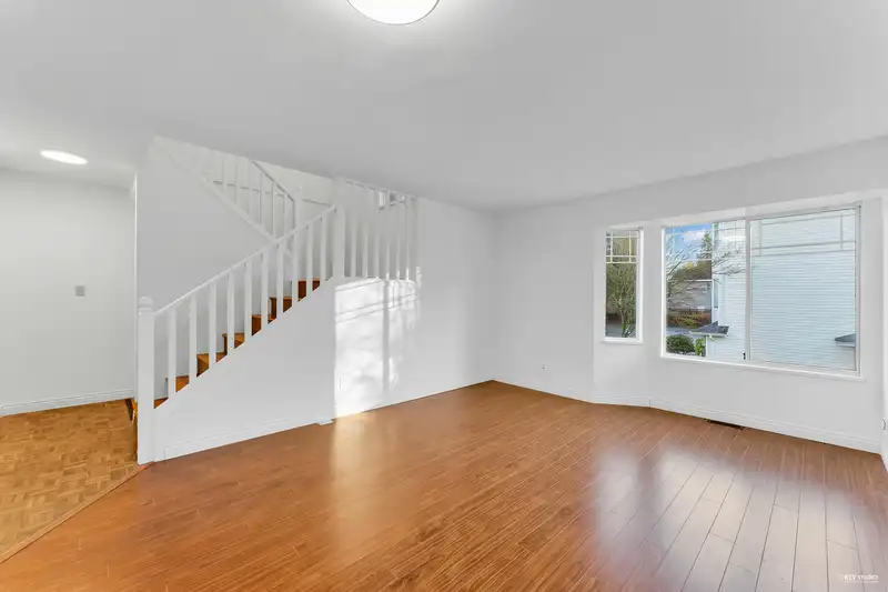 16 15550 89 AVENUE - photo 4 of 33