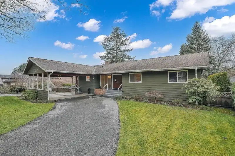 13753 114 AVENUE - photo 1 of 38