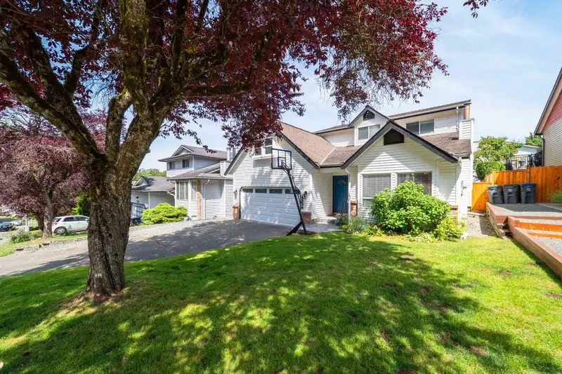 8034 138 STREET - photo 3 of 40