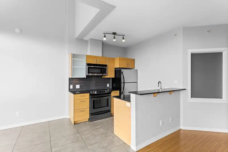 2209 13399 104 AVENUE - photo 4 of 18