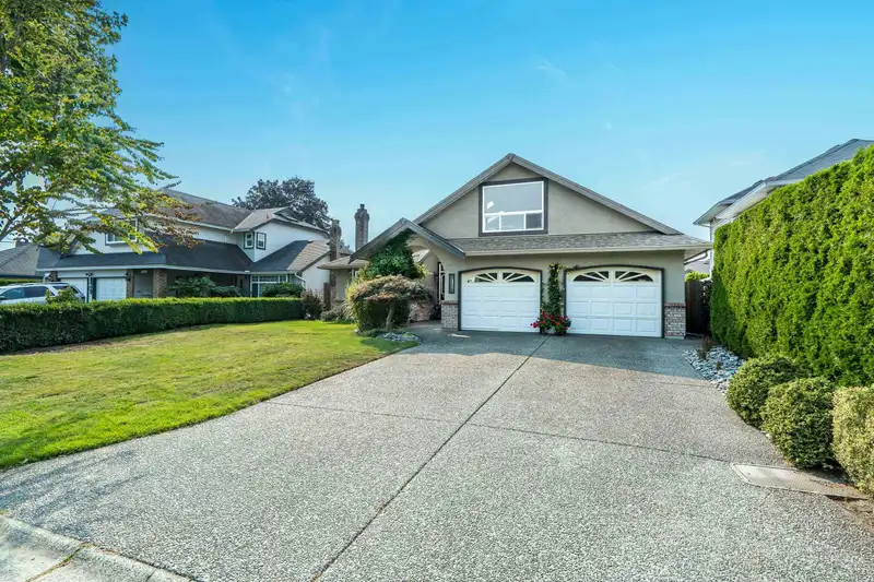 6107 186 STREET - photo 2 of 40