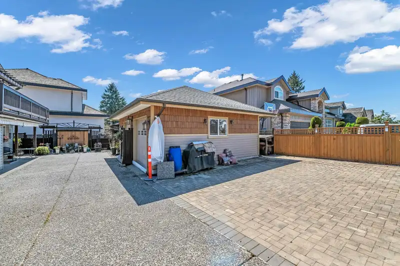 6083 126 STREET - photo 4 of 36