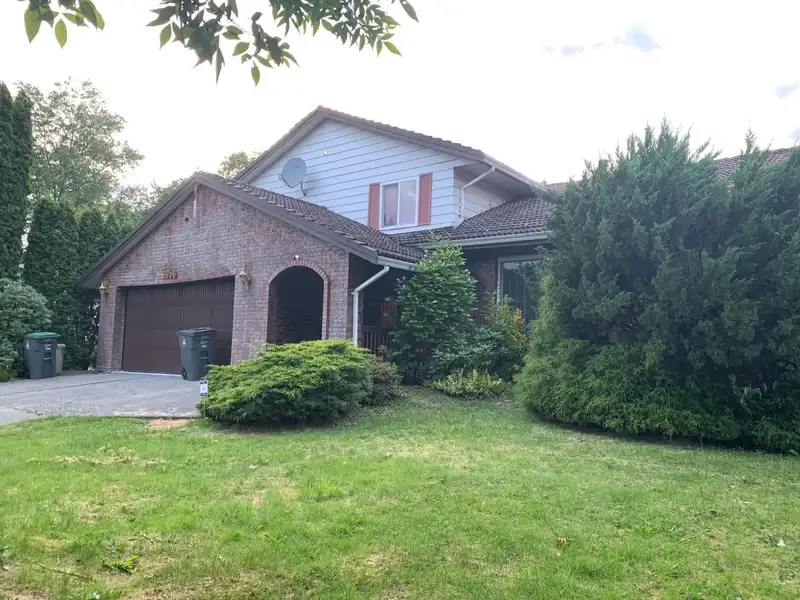 8956 URSUS CRESCENT - photo 2 of 5