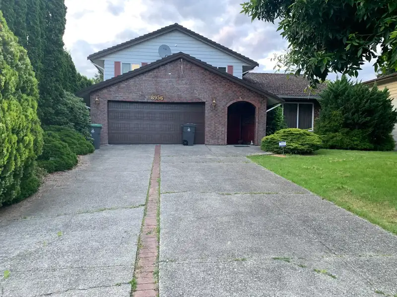 8956 URSUS CRESCENT - photo 3 of 5