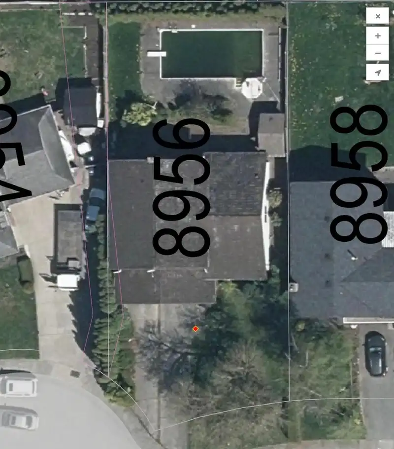 8956 URSUS CRESCENT - photo 4 of 5