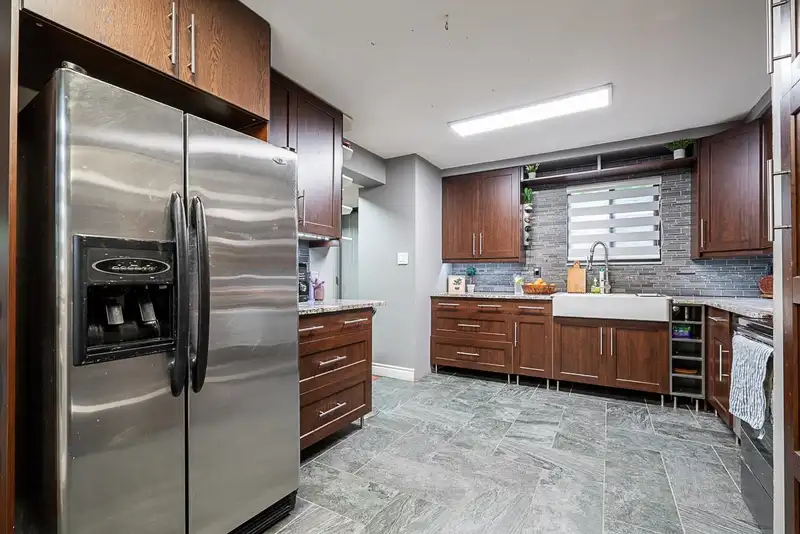 71 8555 KING GEORGE BOULEVARD - photo 2 of 28