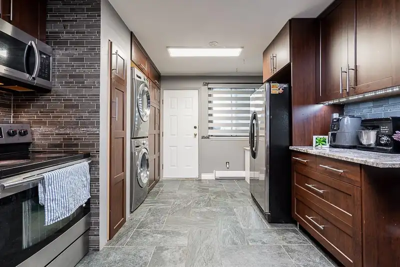 71 8555 KING GEORGE BOULEVARD - photo 3 of 28