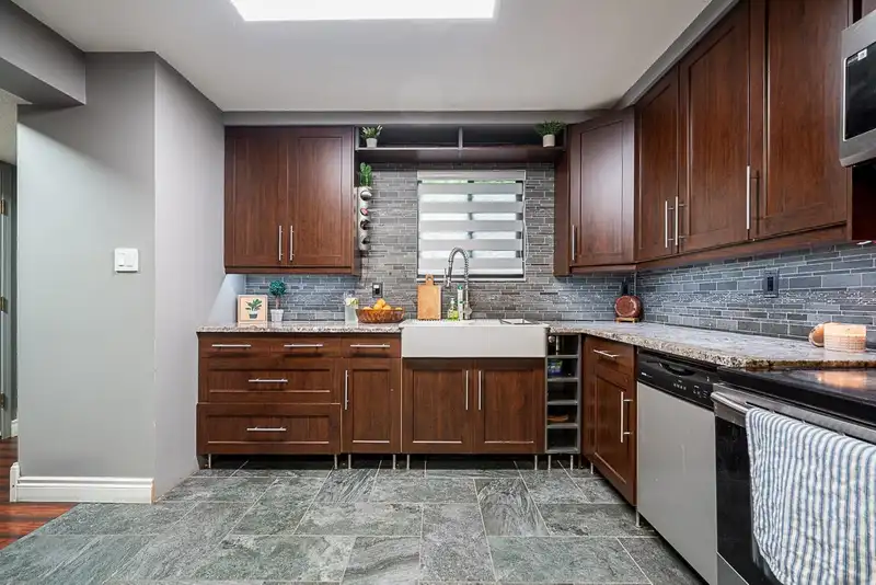 71 8555 KING GEORGE BOULEVARD - photo 4 of 28