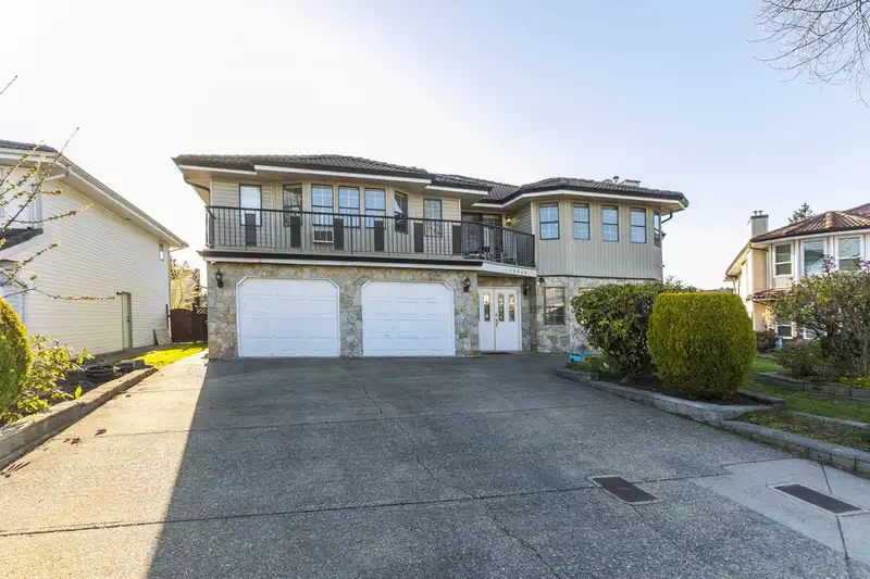 12353 81A AVENUE - photo 2 of 31