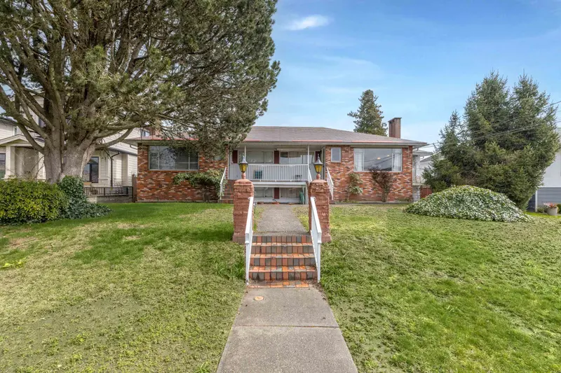 892-894 INVERGARRY AVENUE - photo 1 of 25