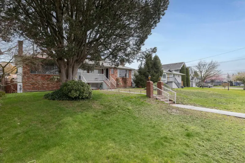 892-894 INVERGARRY AVENUE - photo 2 of 25