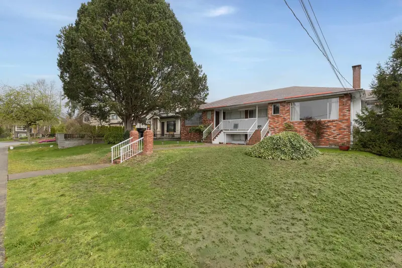 892-894 INVERGARRY AVENUE - photo 3 of 25