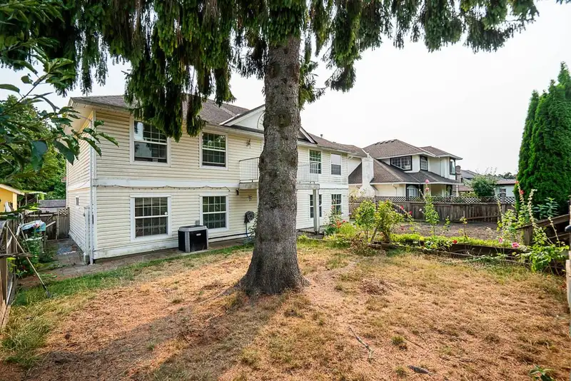 12242 64 AVENUE - photo 3 of 39