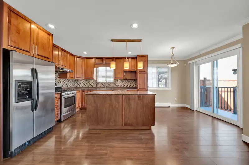 16773 63 AVENUE - photo 4 of 34