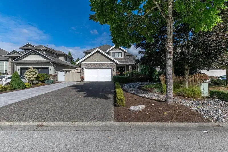 15801 110 AVENUE - photo 2 of 40