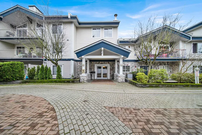 209 15298 20 AVENUE - photo 1 of 25