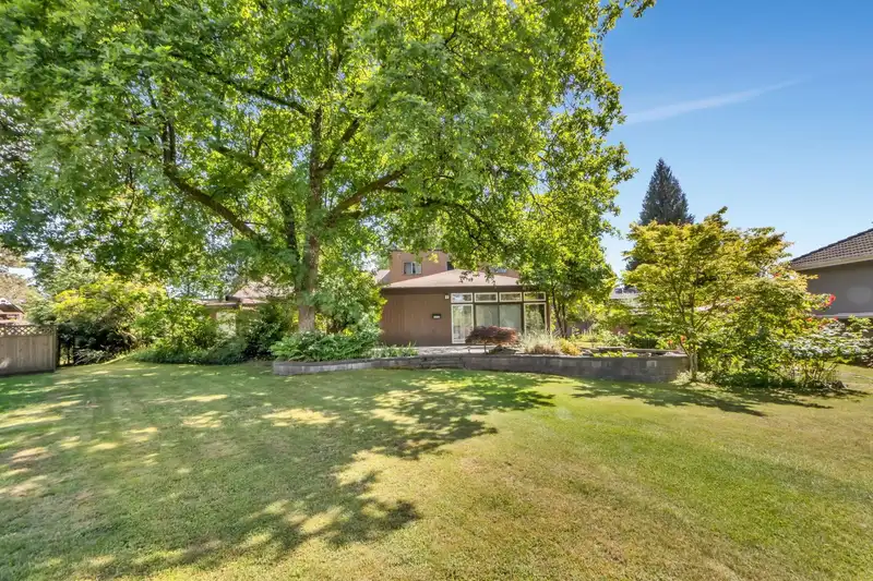 14246 102 AVENUE - photo 2 of 40