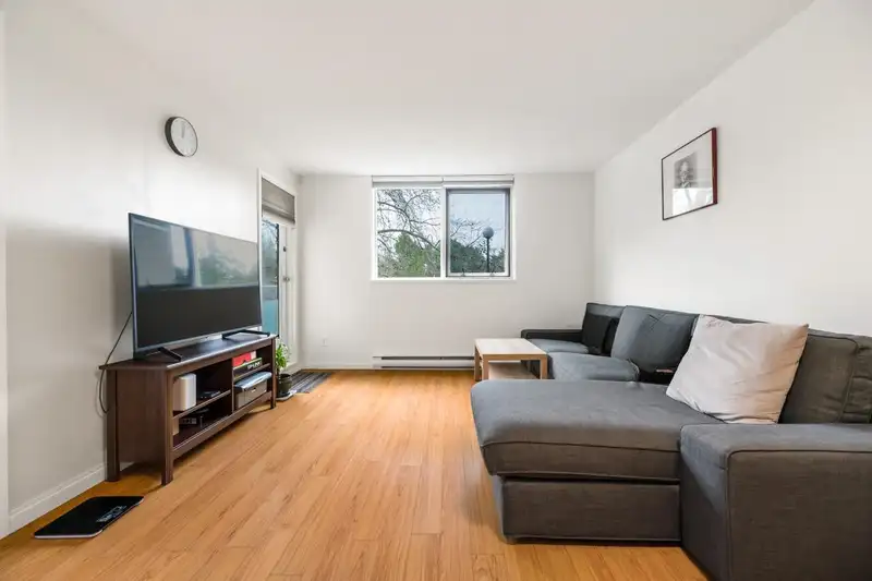 310 10523 UNIVERSITY DRIVE - photo 1 of 17