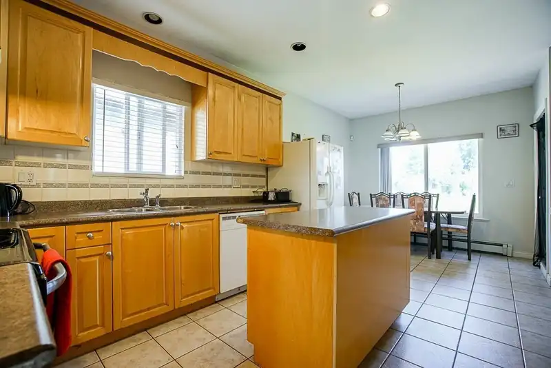 13091 68 AVENUE - photo 4 of 24