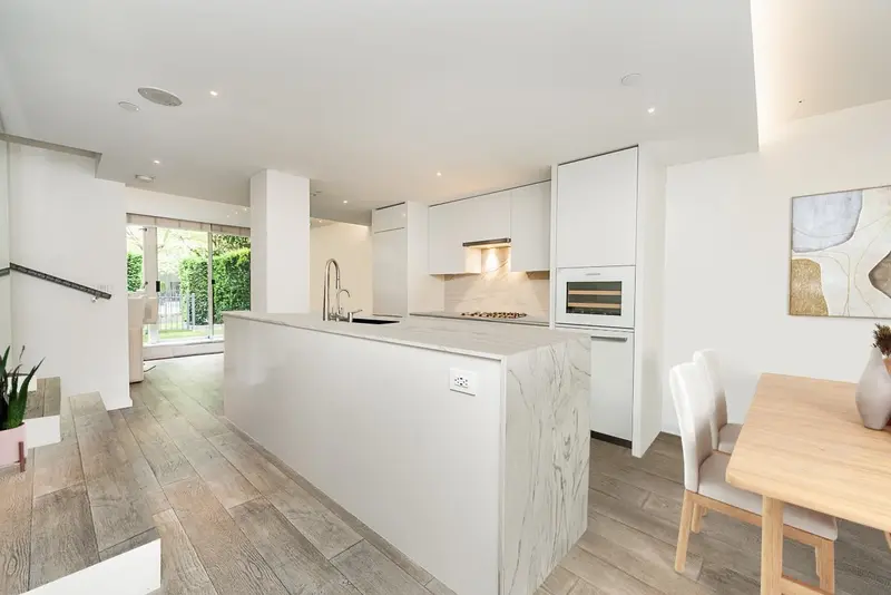 938 BEATTY STREET - photo 4 of 15