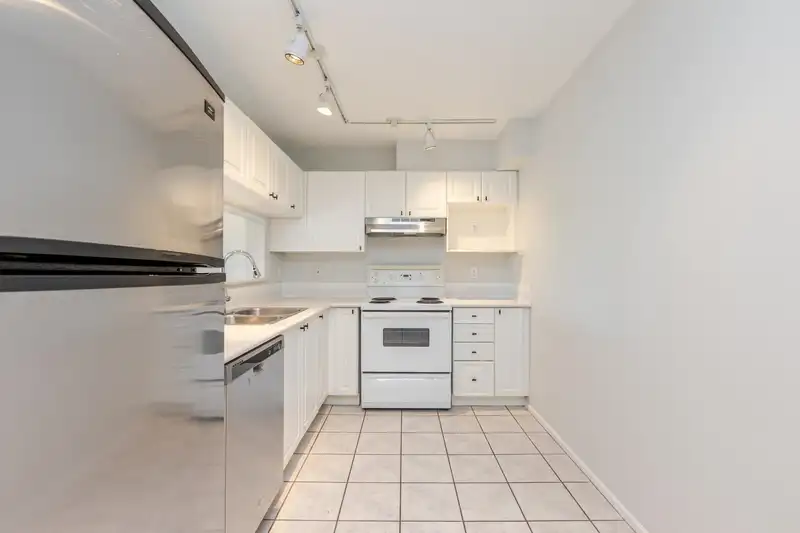 208 16137 83 AVENUE - photo 4 of 38